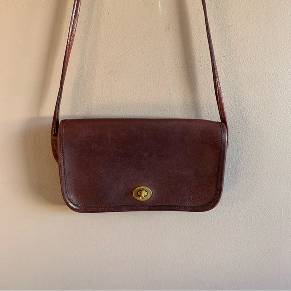 Vintage 70’s Coach Dinky Mini Leather Crossbody in Burgundy - Picture 2 of 10